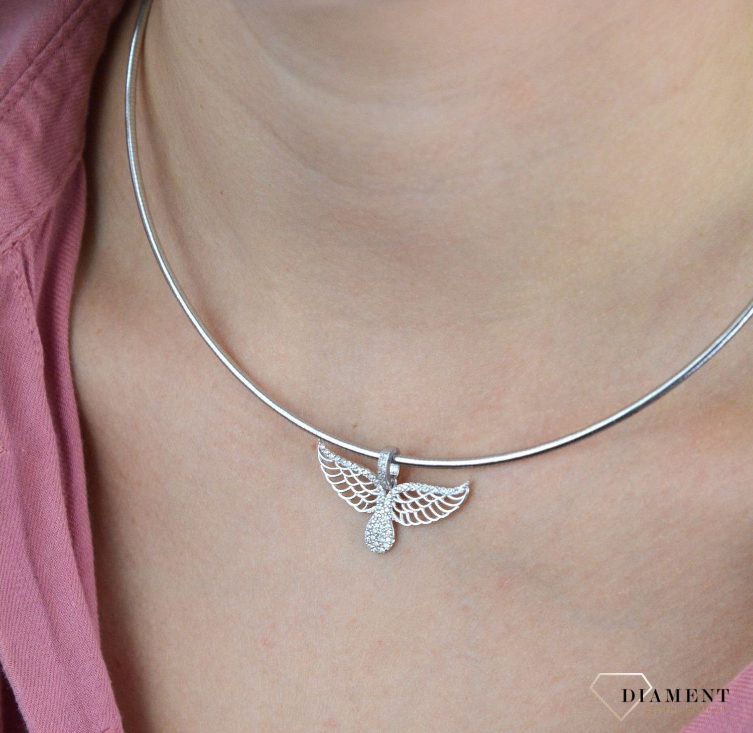 Zawieszka srebrna skrzydełka ozdobne z cyrkoniami DIA-ZAW-100598 TA-925. Biżuteria dla osoby, która lubi lekkość i subtelność w swoich stylizacjach. Zawieszka charakteryzuje się niezwykłą precyzją wykonania. Srebro jest cenio.jpg